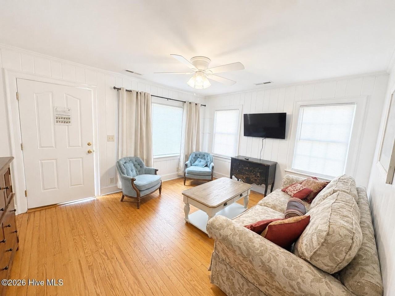 414 8th St - Photo 2 of 7