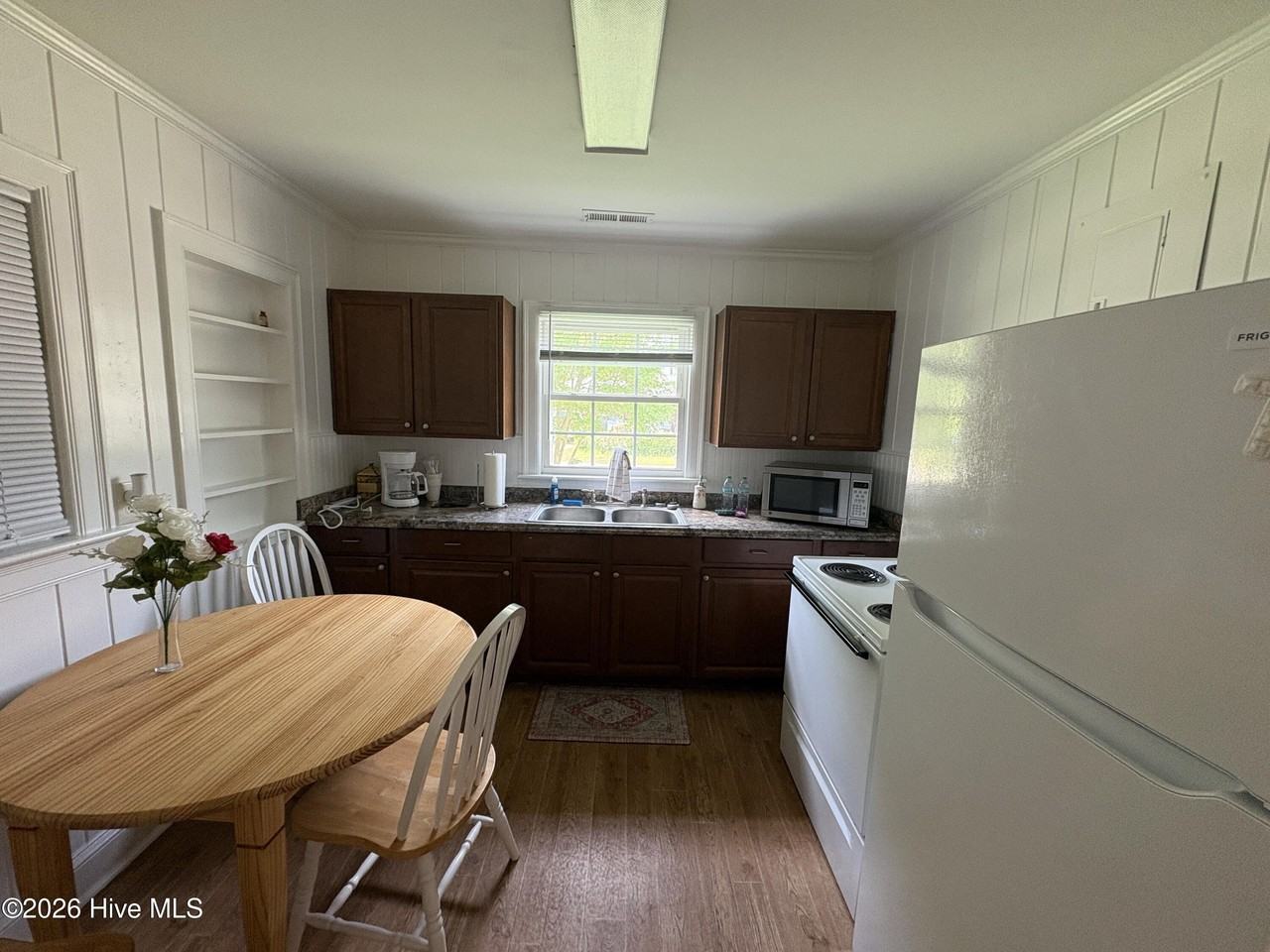 414 8th St - Photo 4 of 7