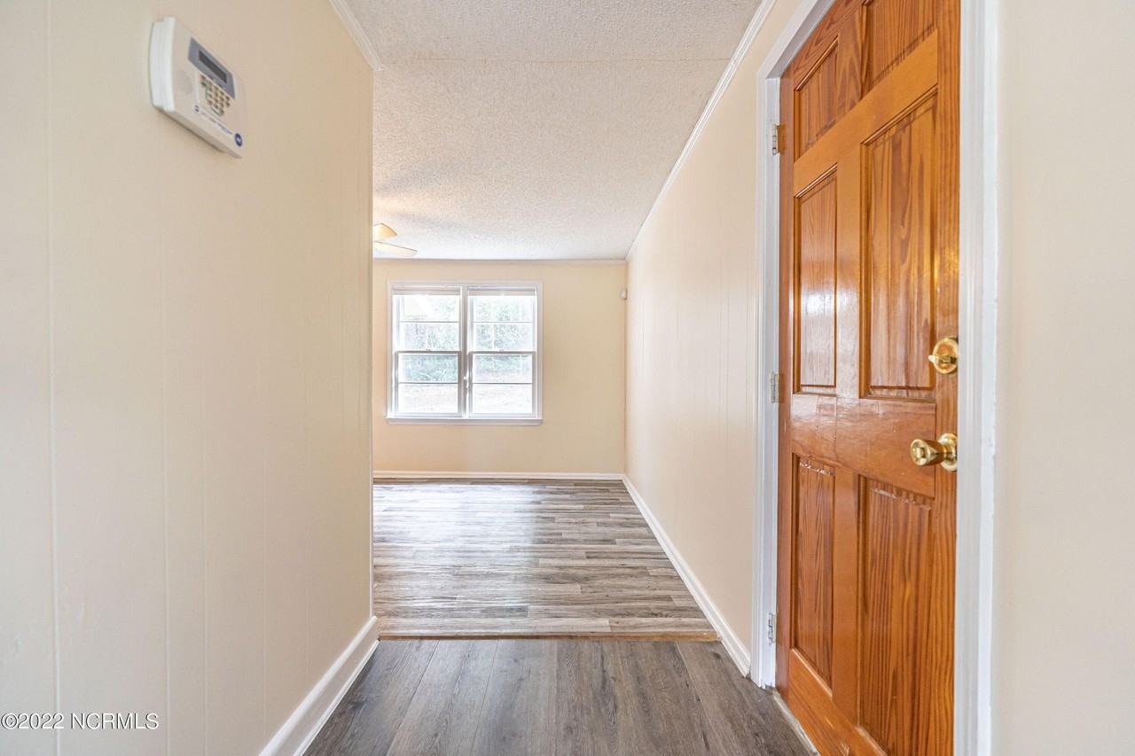 885 S Stephens St - Photo 4 of 33
