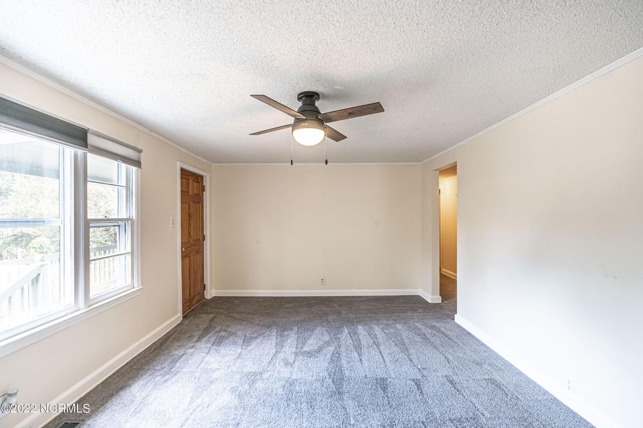 885 S Stephens St - Photo 5 of 33