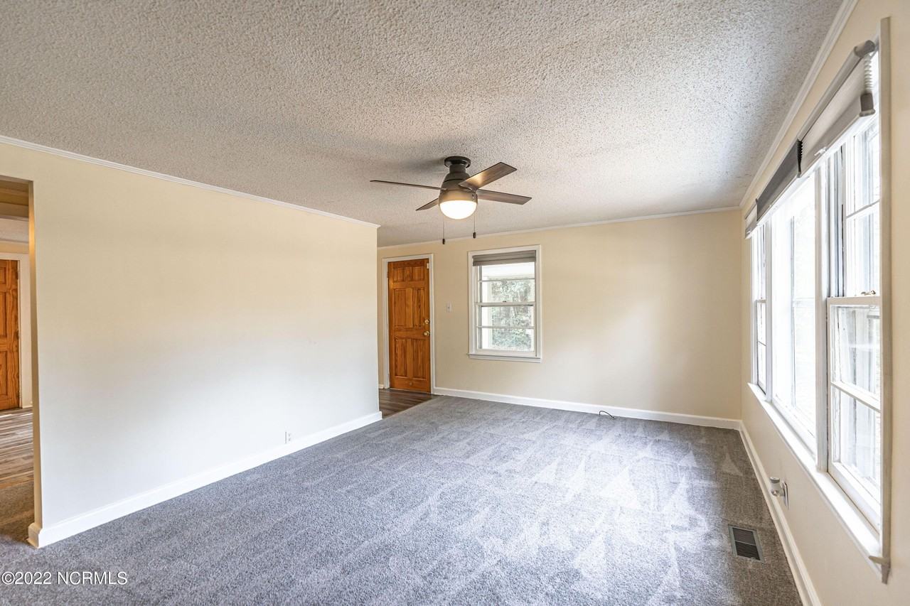 885 S Stephens St - Photo 6 of 33
