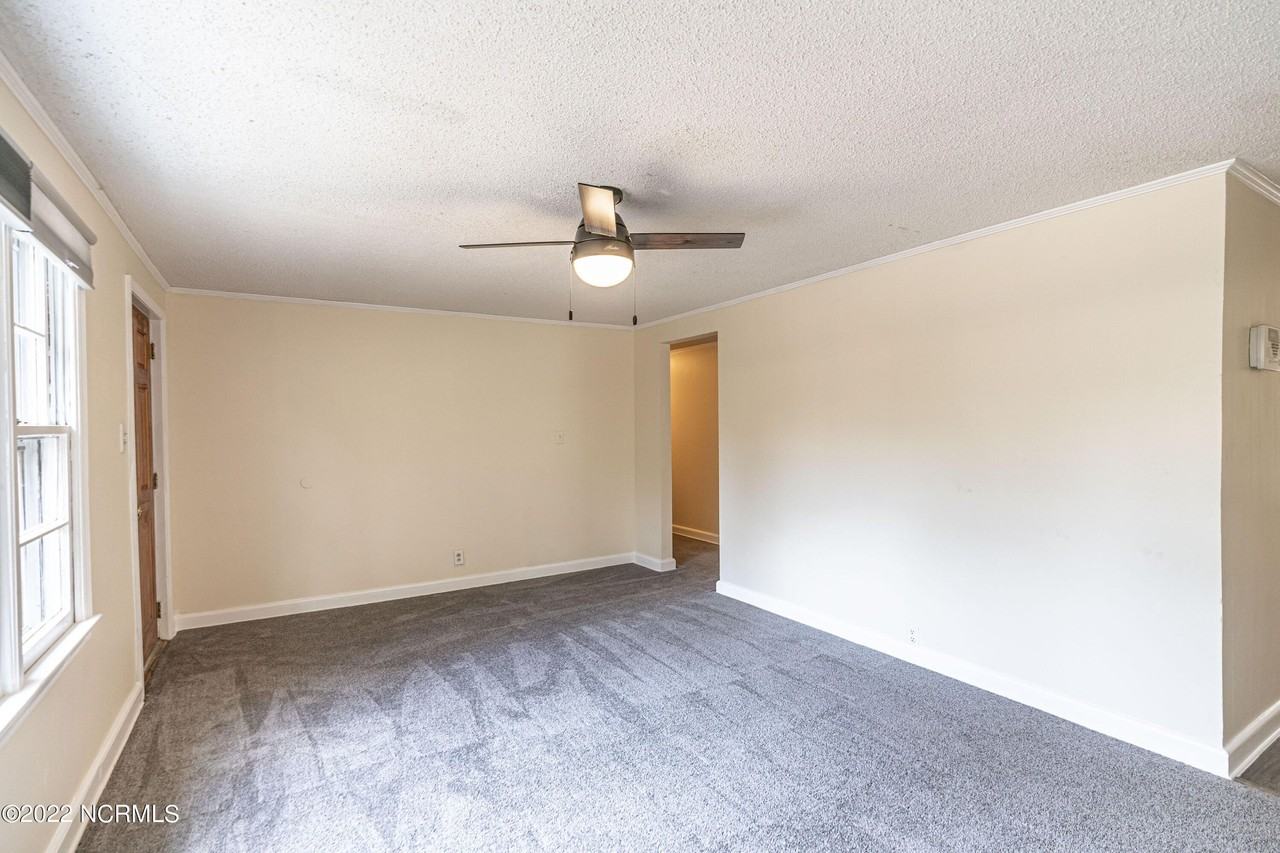 885 S Stephens St - Photo 7 of 33