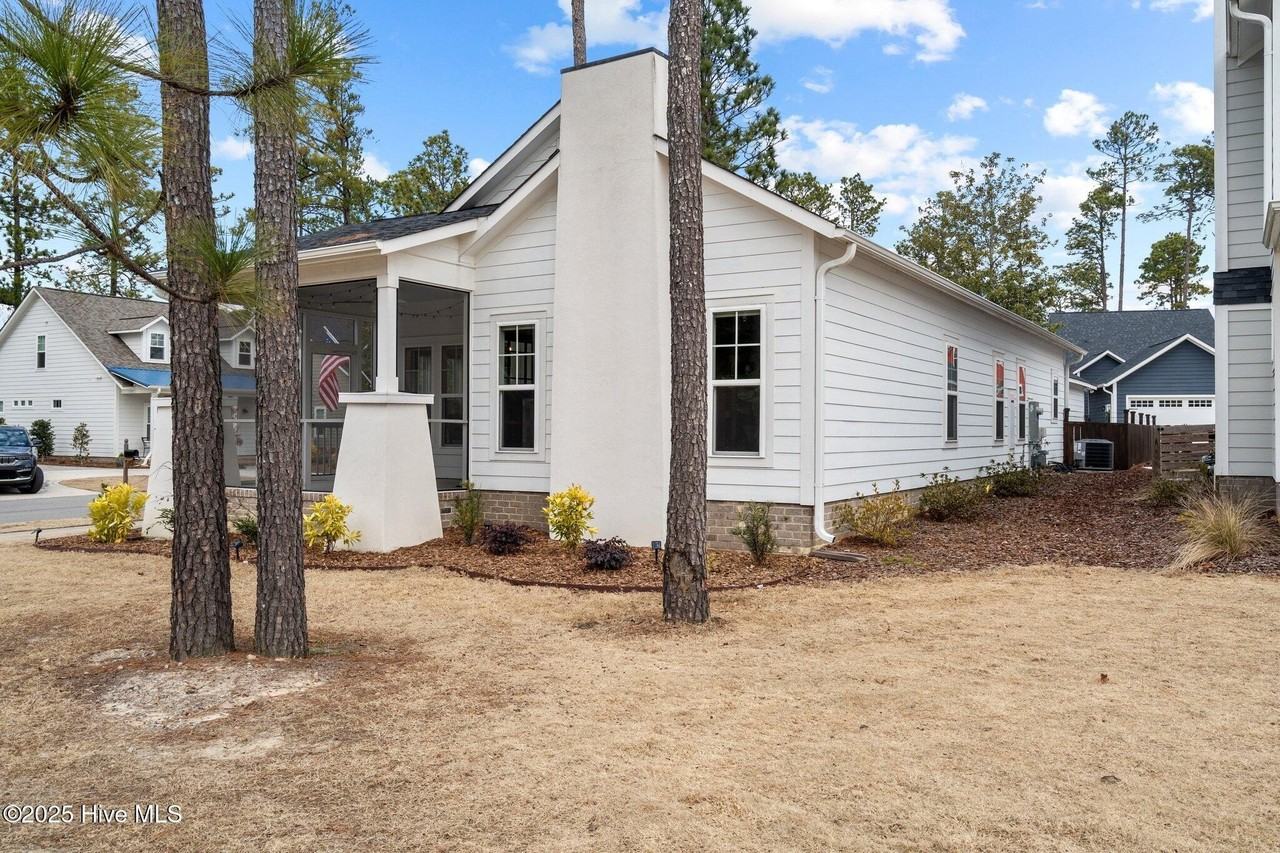 560 Wellers Way - Photo 3 of 49