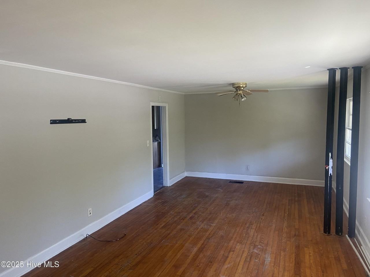 106 Hawthorne Dr - Photo 2 of 9