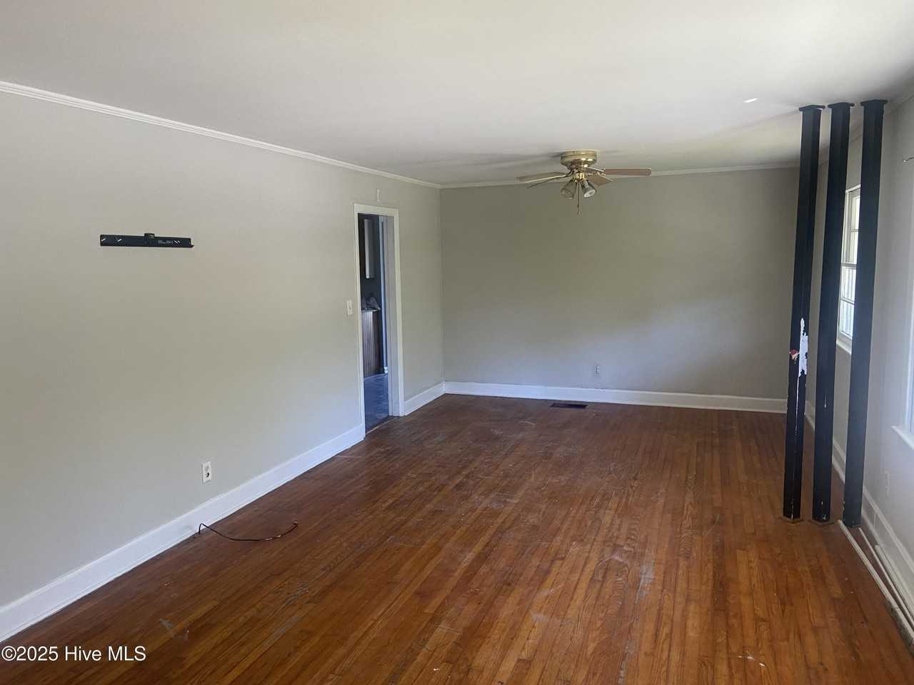 106 Hawthorne Dr - Photo 3 of 9
