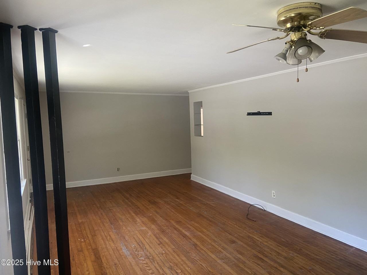 106 Hawthorne Dr - Photo 4 of 9