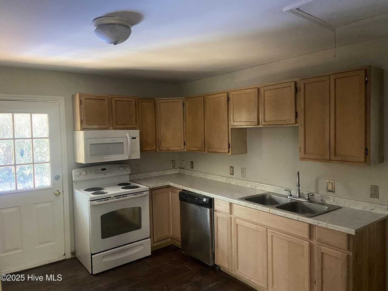 106 Hawthorne Dr - Photo 5 of 9