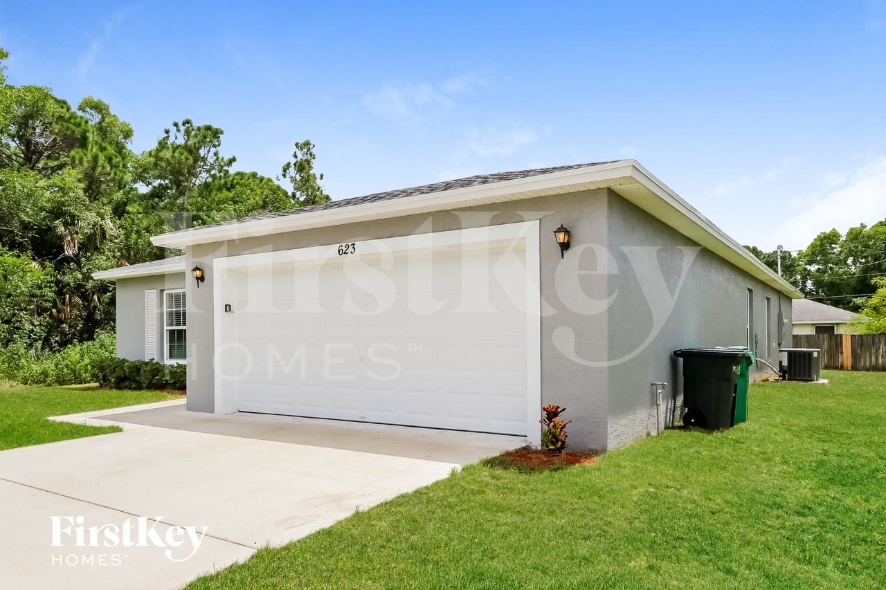 623 Sw Homeland Rd - Photo 3 of 16