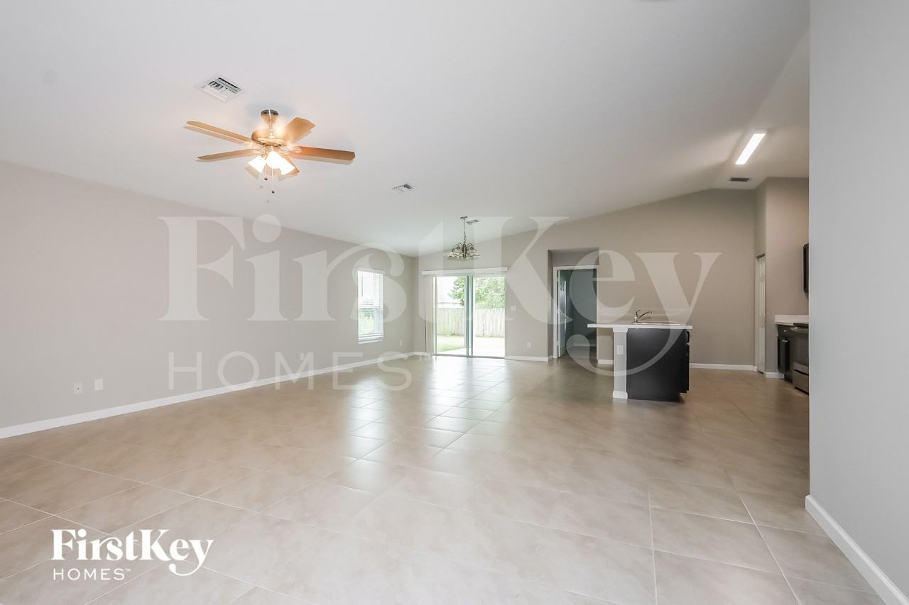 623 Sw Homeland Rd - Photo 4 of 16
