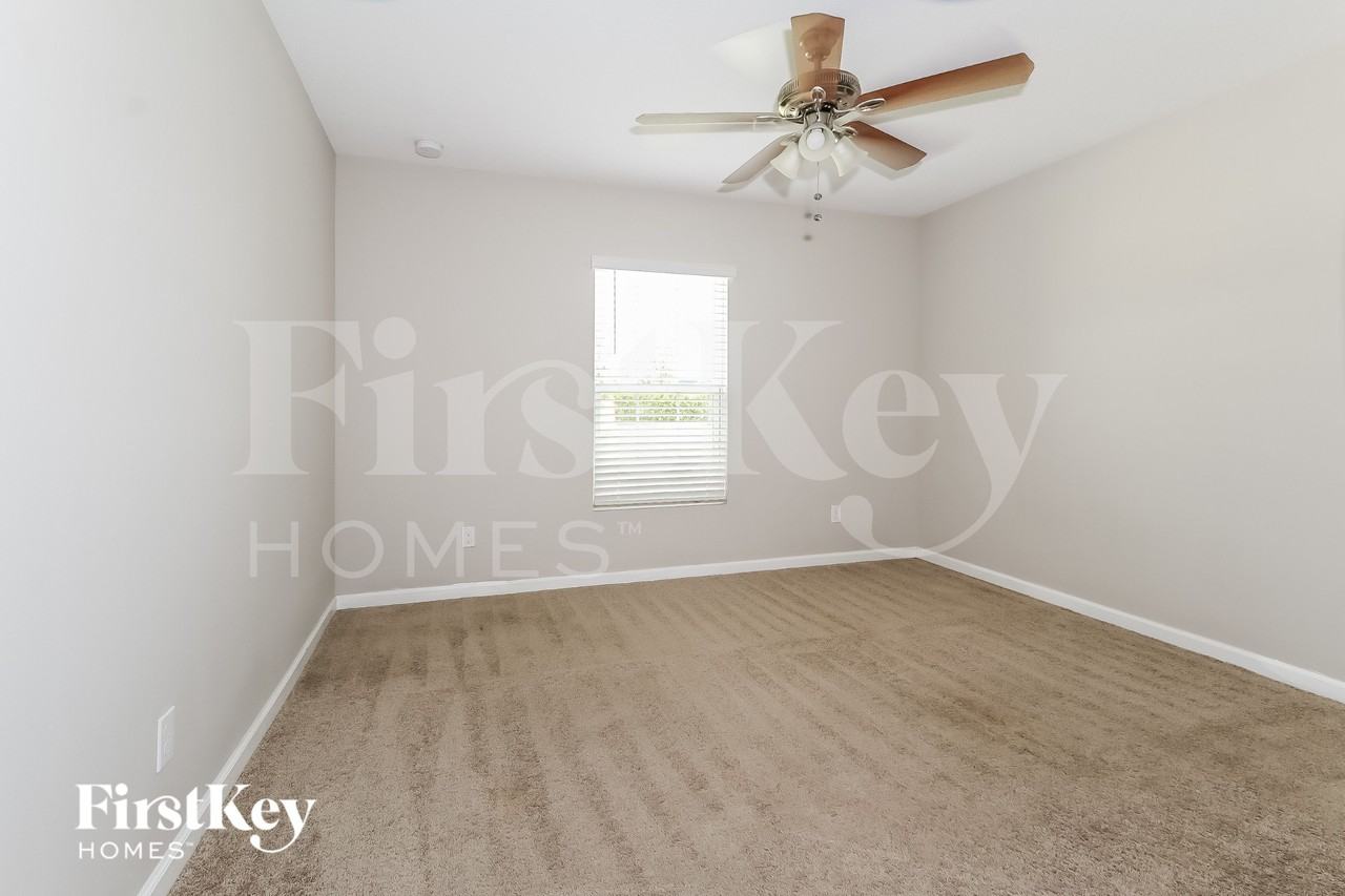 623 Sw Homeland Rd - Photo 7 of 16