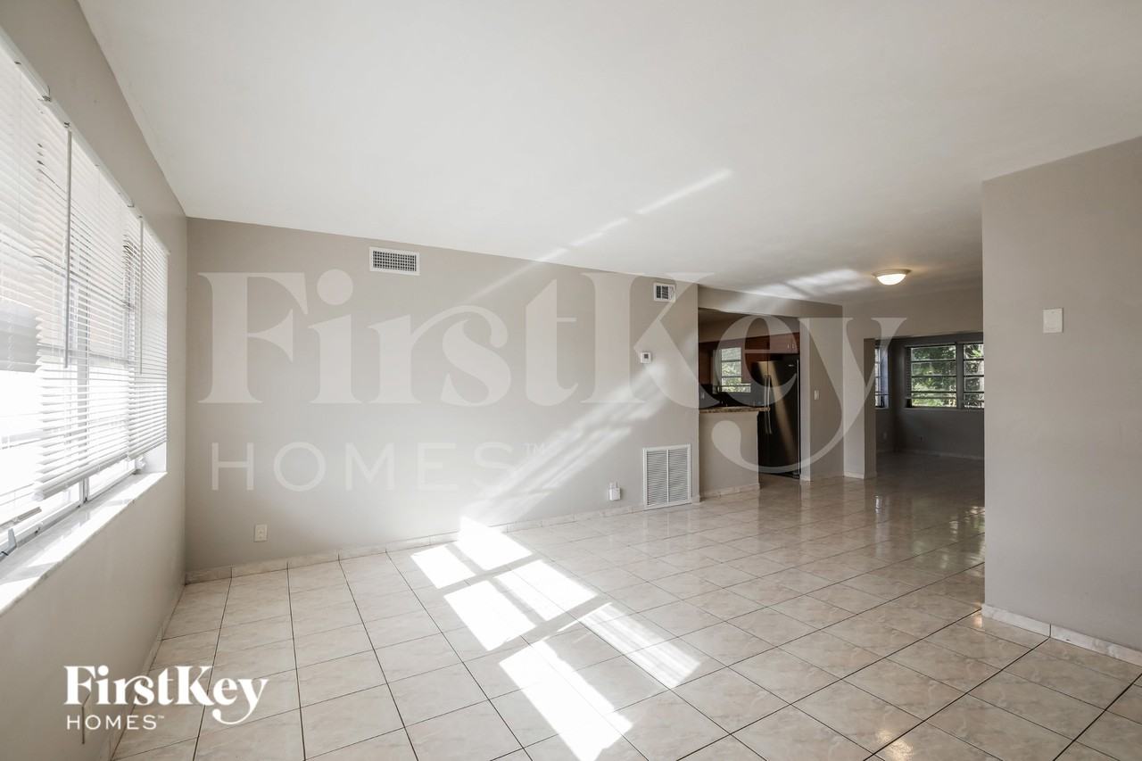 621 Sw 69th Ter - Photo 2 of 16