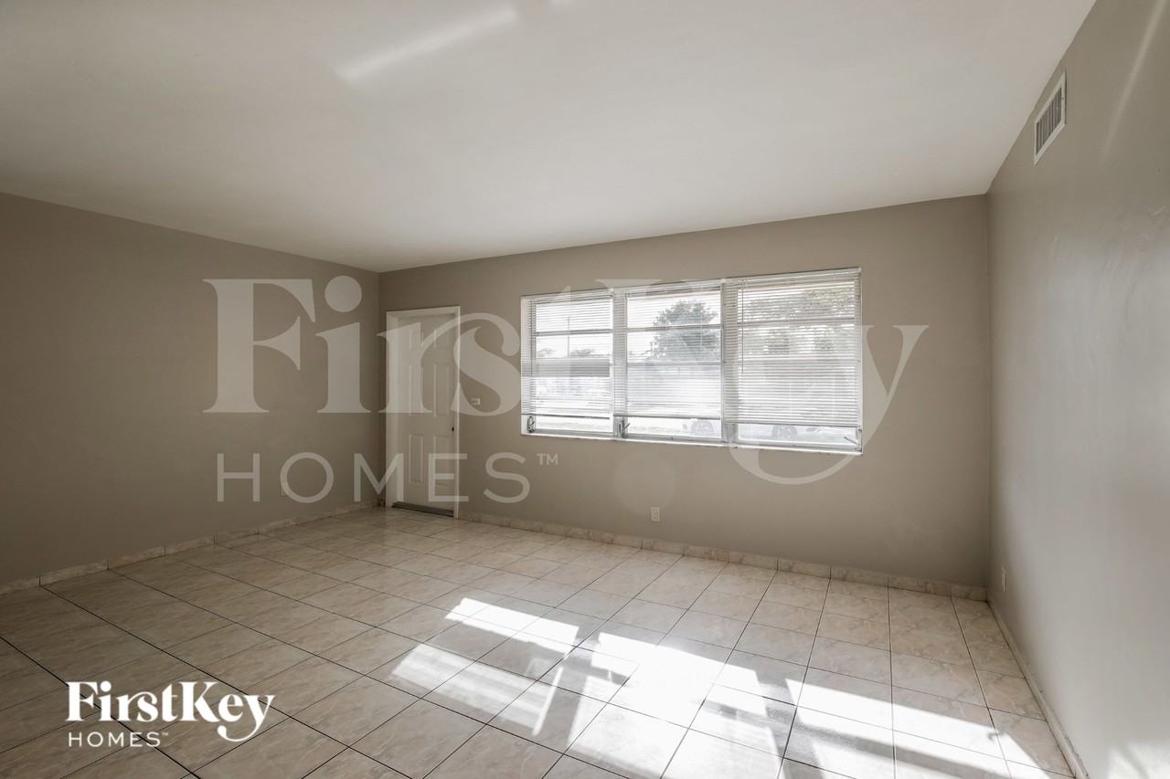 621 Sw 69th Ter - Photo 3 of 16