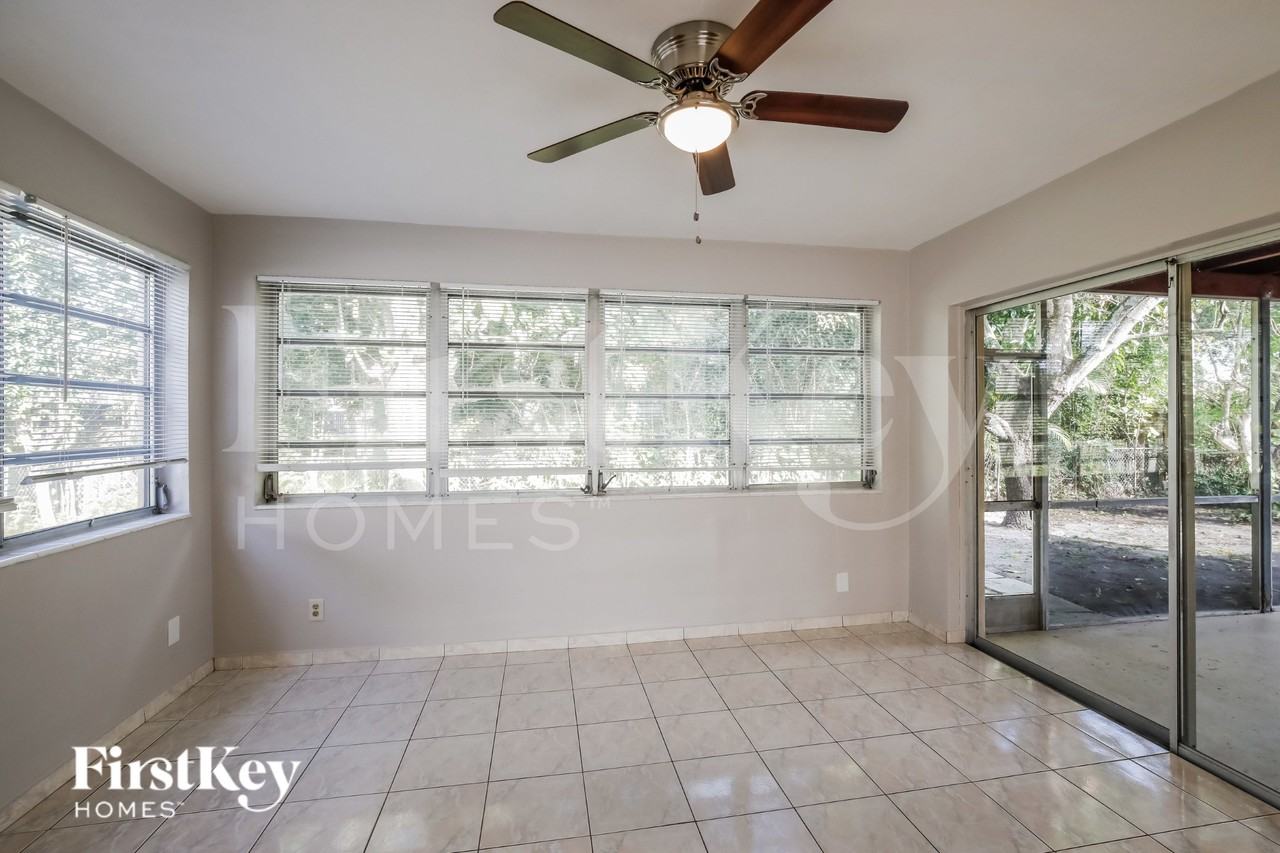 621 Sw 69th Ter - Photo 4 of 16