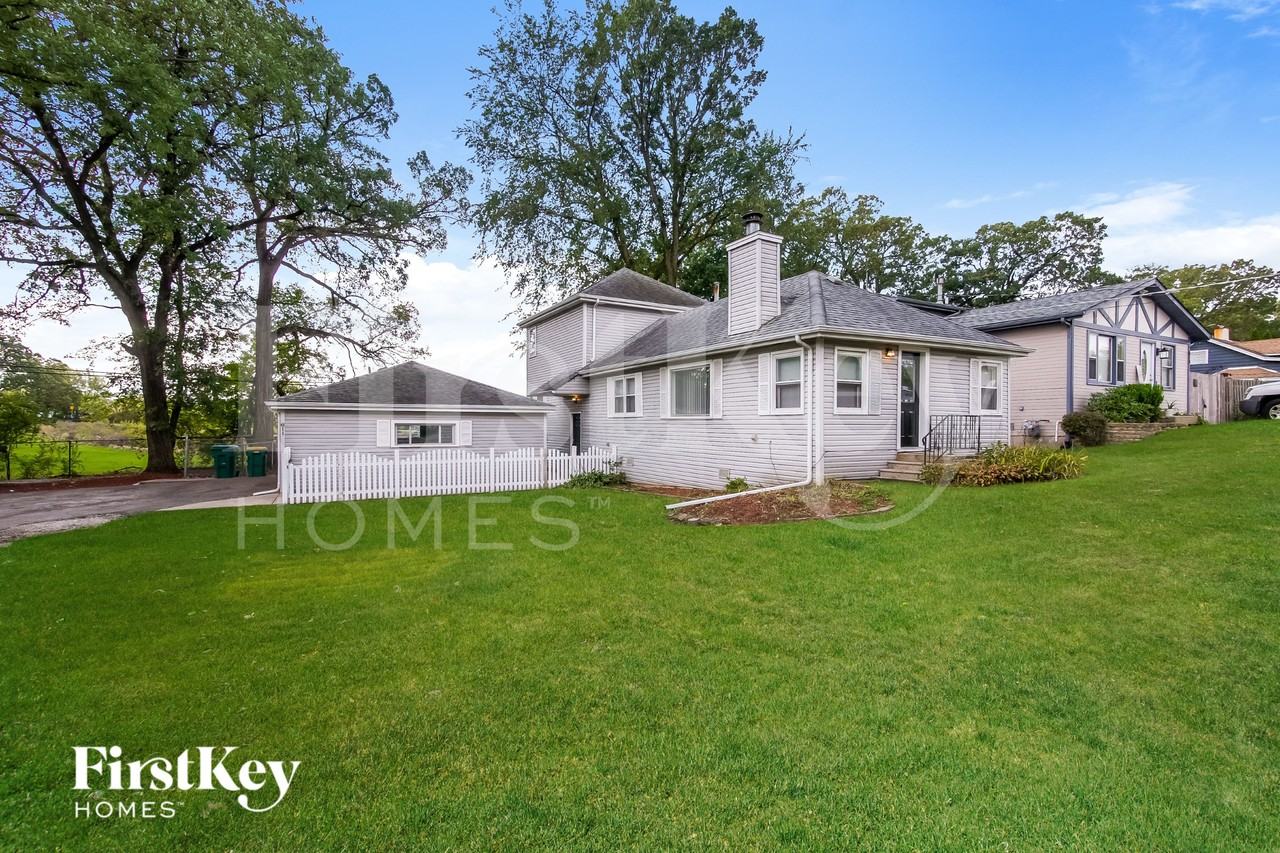 611 Oakwood Dr - Photo 3 of 16