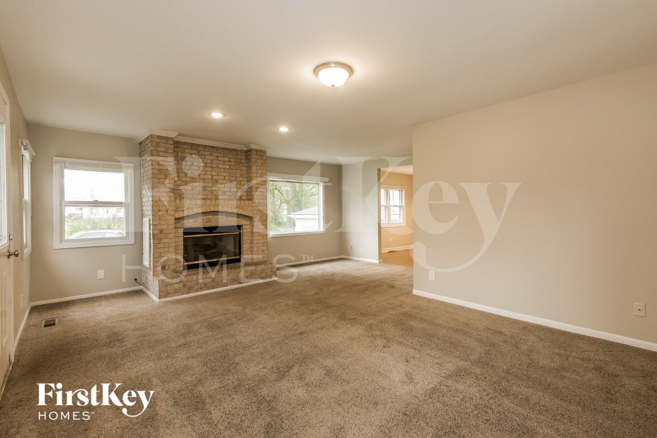 611 Oakwood Dr - Photo 5 of 16