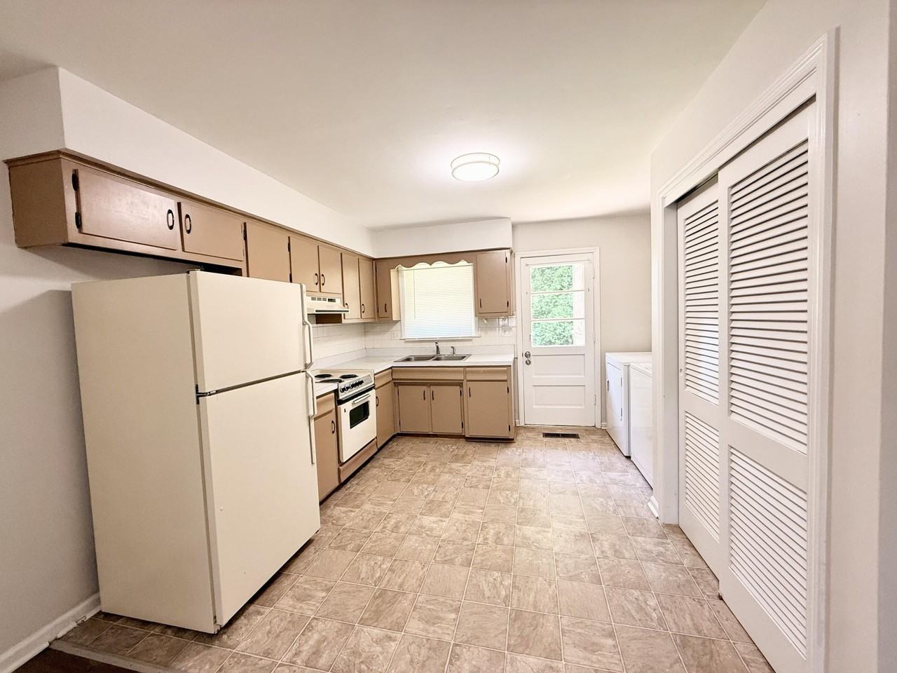 708 Greenbriar Dr - Photo 4 of 9