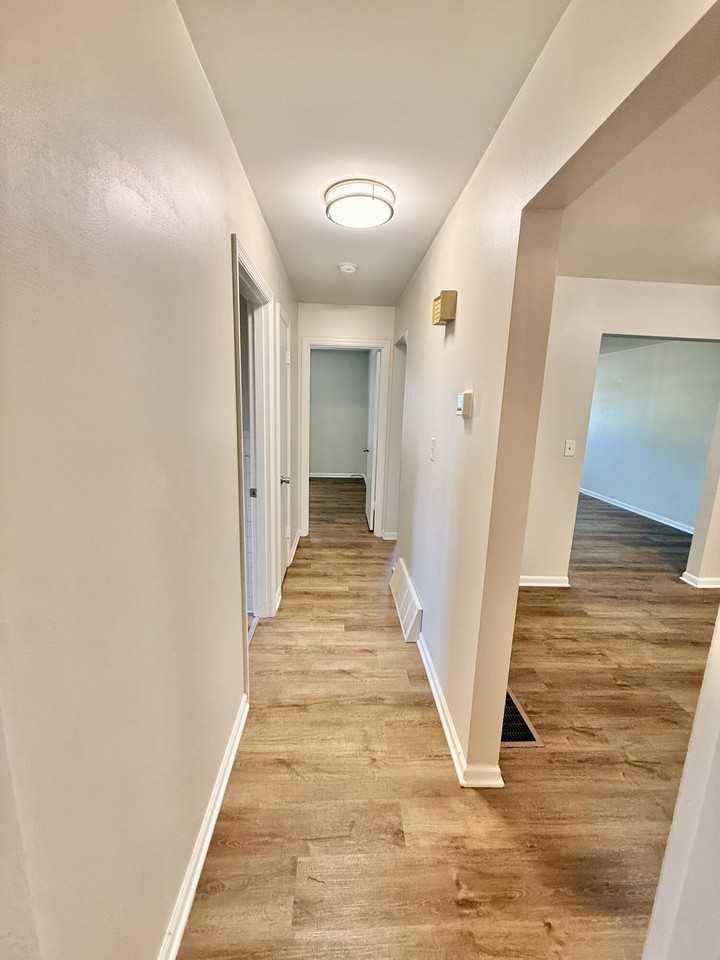 708 Greenbriar Dr - Photo 5 of 9
