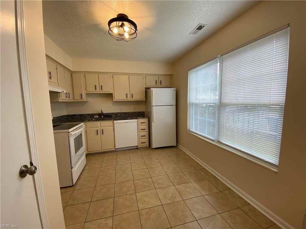 1102 Clear Springs Rd - Photo 4 of 25