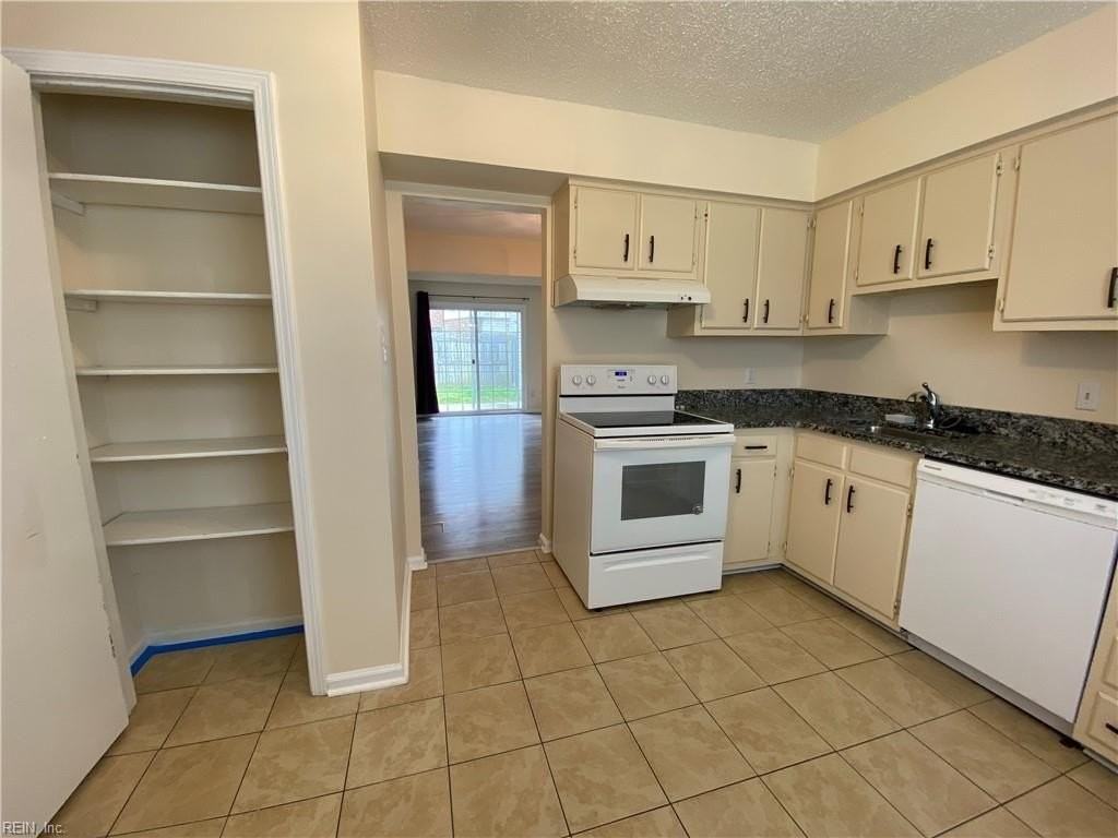 1102 Clear Springs Rd - Photo 5 of 25
