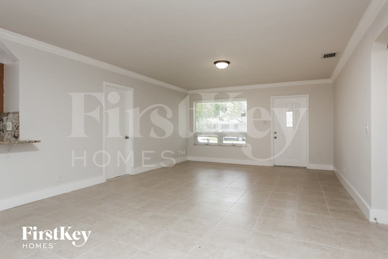 470 Nw 41st St - Photo 4 of 15