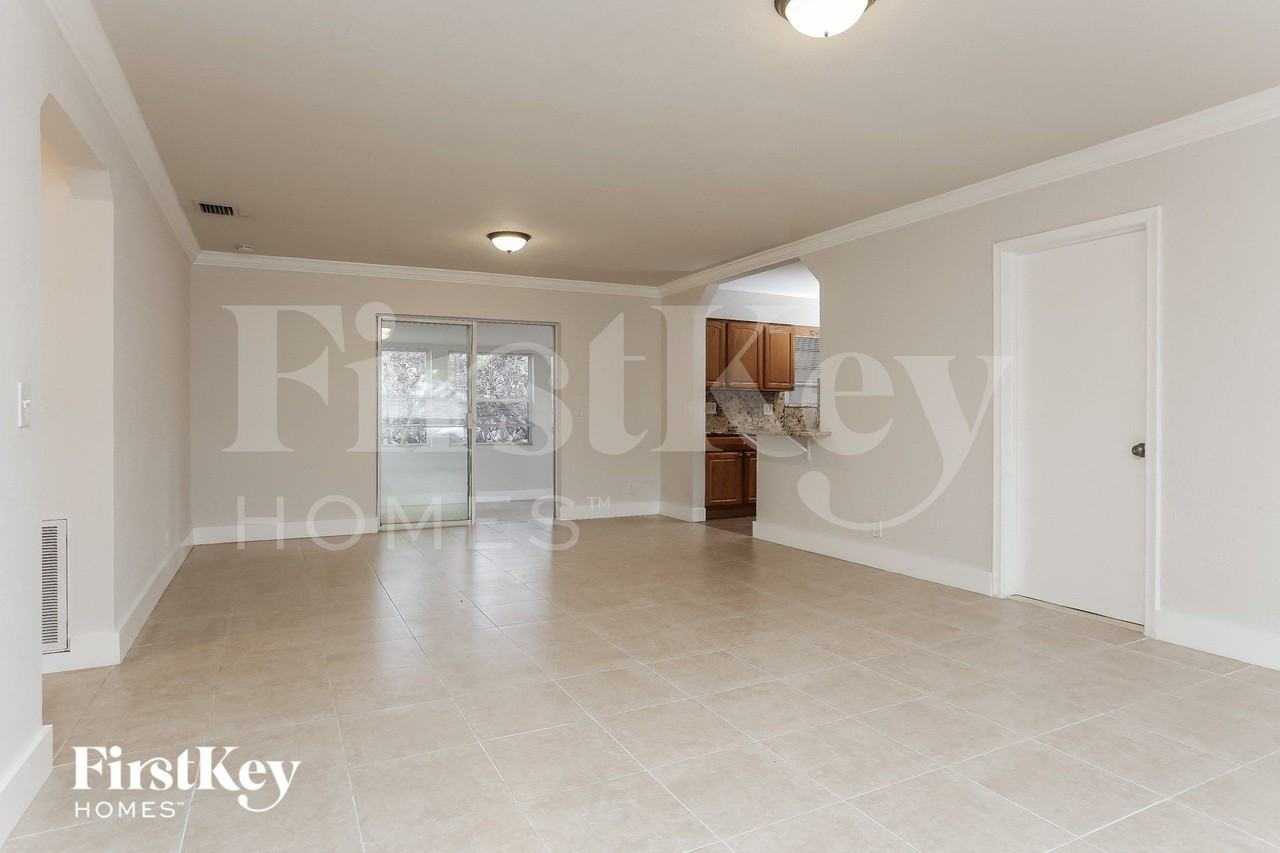 470 Nw 41st St - Photo 5 of 15