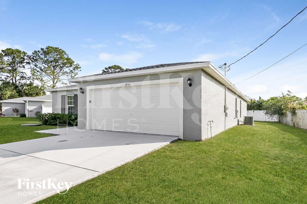 3959 Sw Halcomb St - Photo 3 of 16