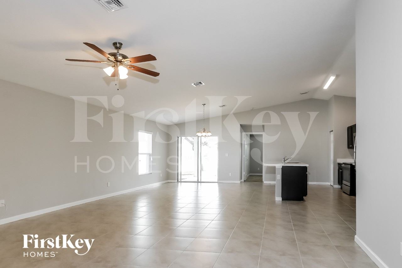 3959 Sw Halcomb St - Photo 4 of 16