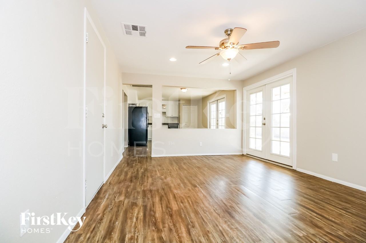 3733 E Eugie Ave - Photo 5 of 15