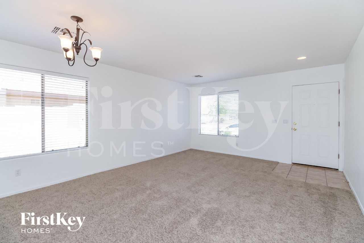 33140 N Cat Hills Ave - Photo 5 of 16