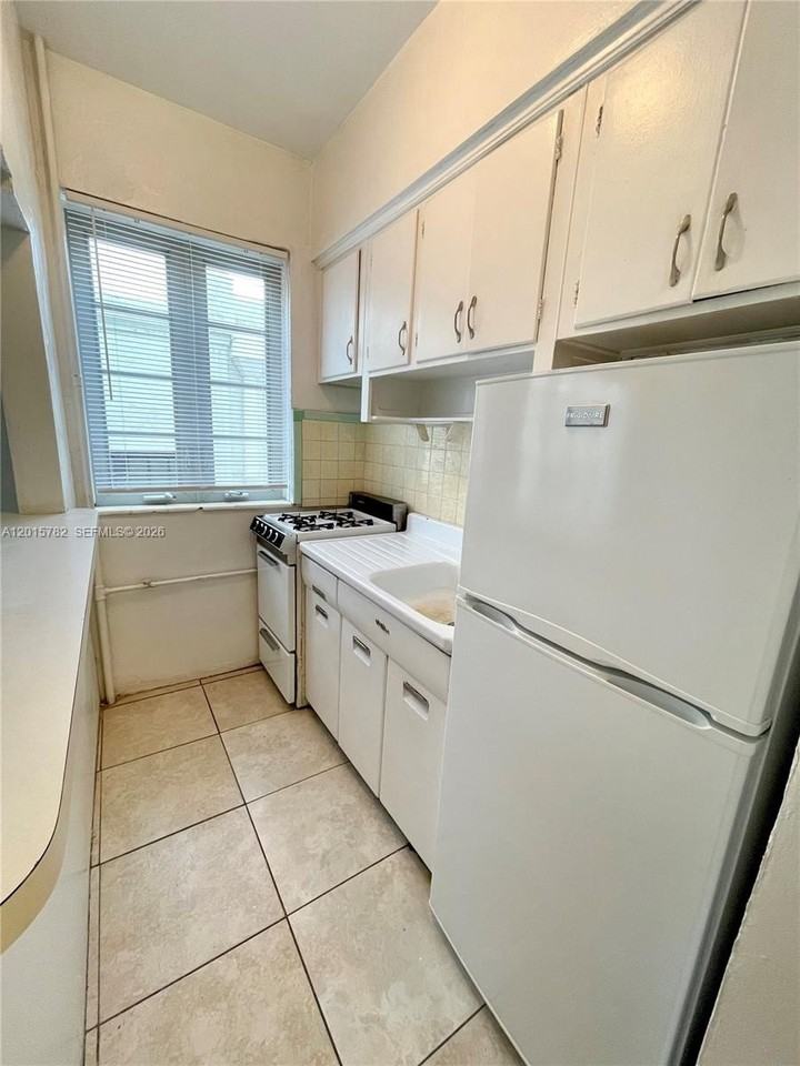 901 Collins Ave #103 - Photo 5 of 10