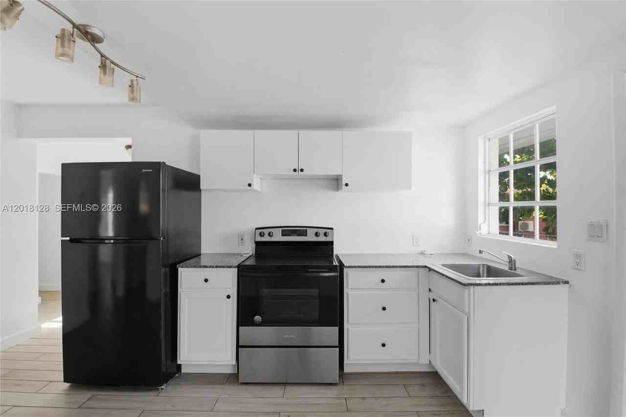 1035 Nw 5th St #4 - Photo 3 of 17
