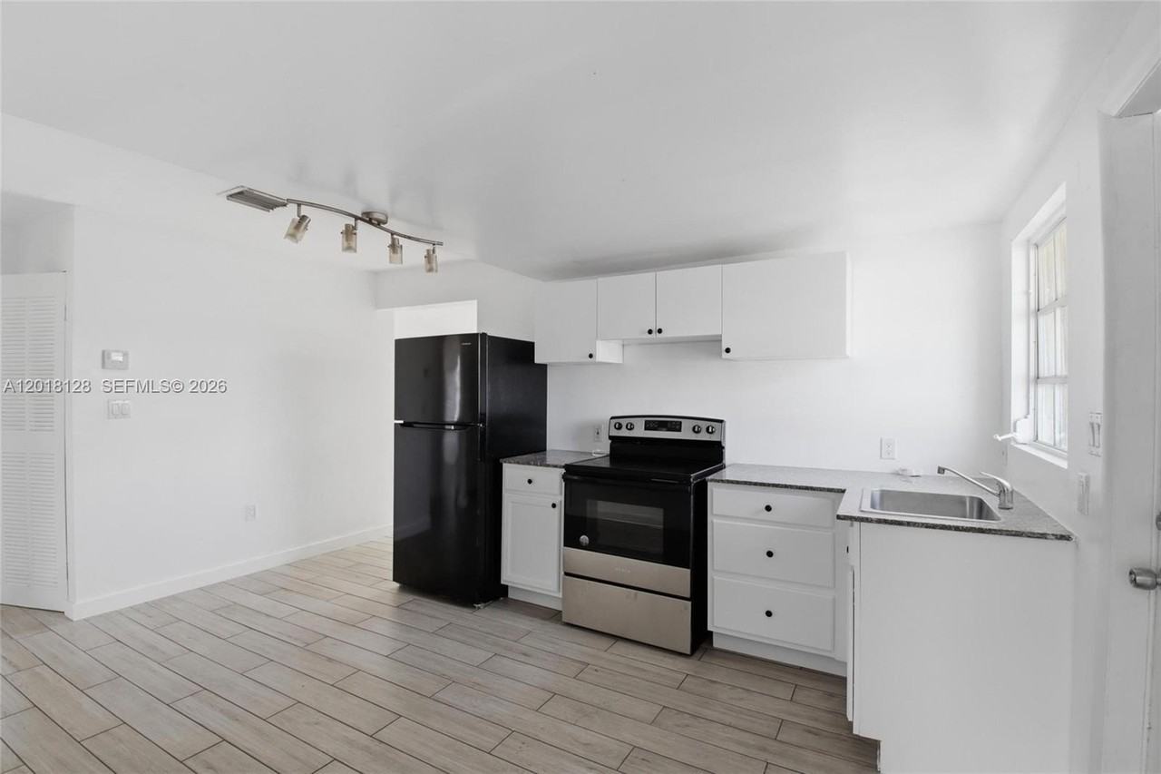 1035 Nw 5th St #4 - Photo 4 of 17