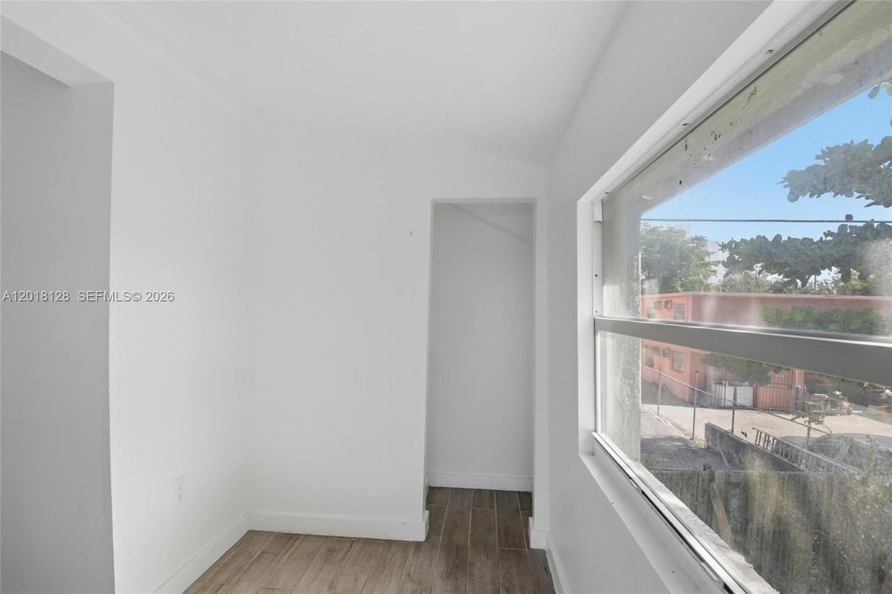 1035 Nw 5th St #4 - Photo 5 of 17