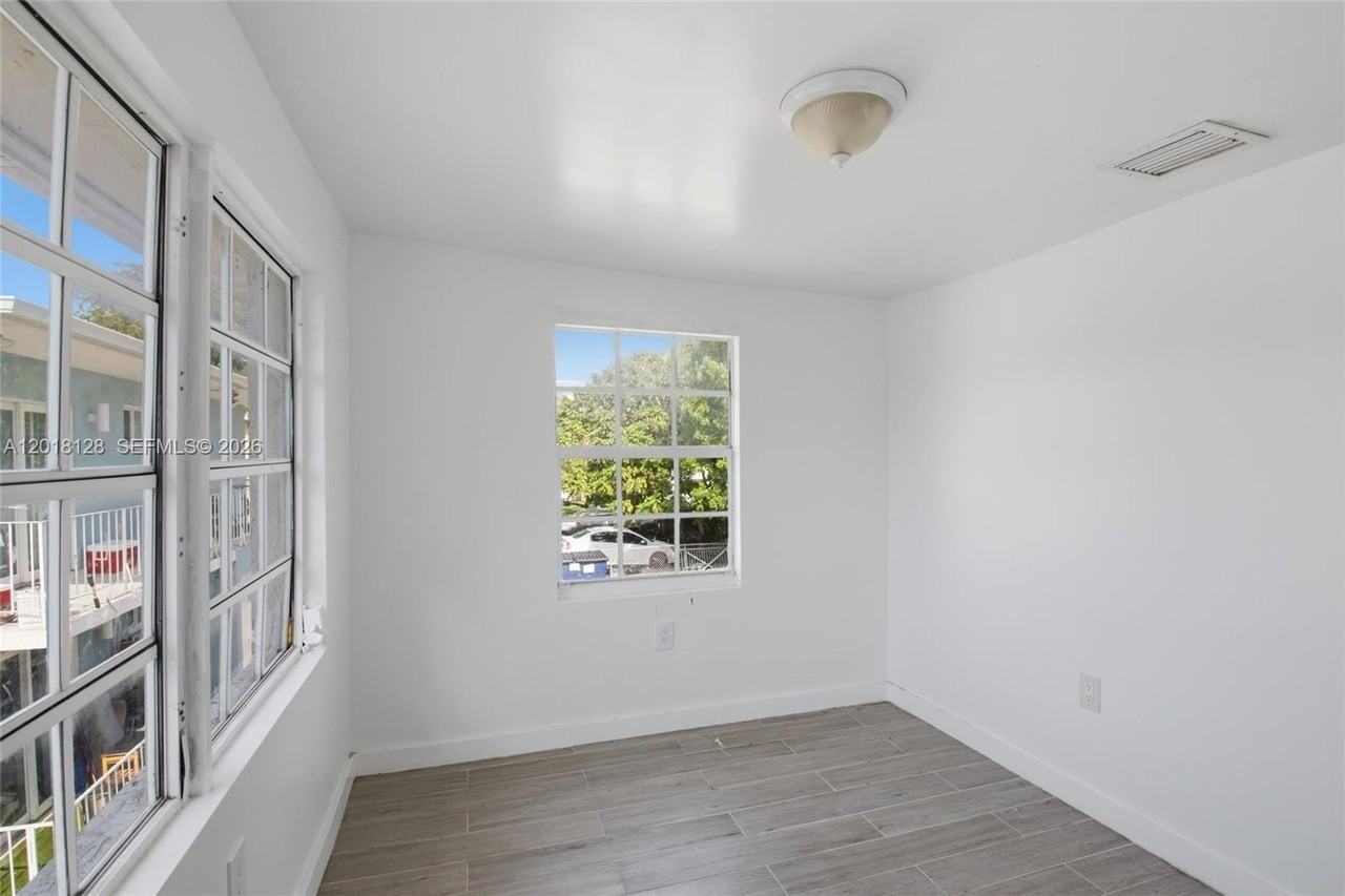 1035 Nw 5th St #4 - Photo 6 of 17