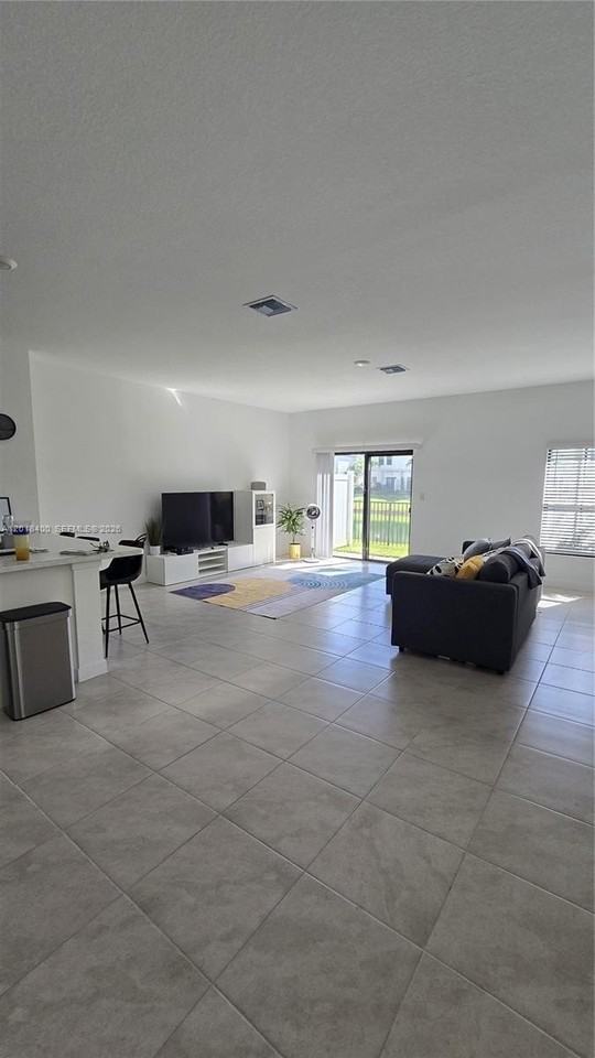 844 Nw 3rd Way #844 - Photo 3 of 17