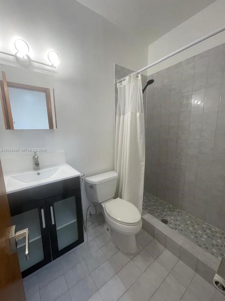 3531 Sw 13th St #A - Photo 5 of 10