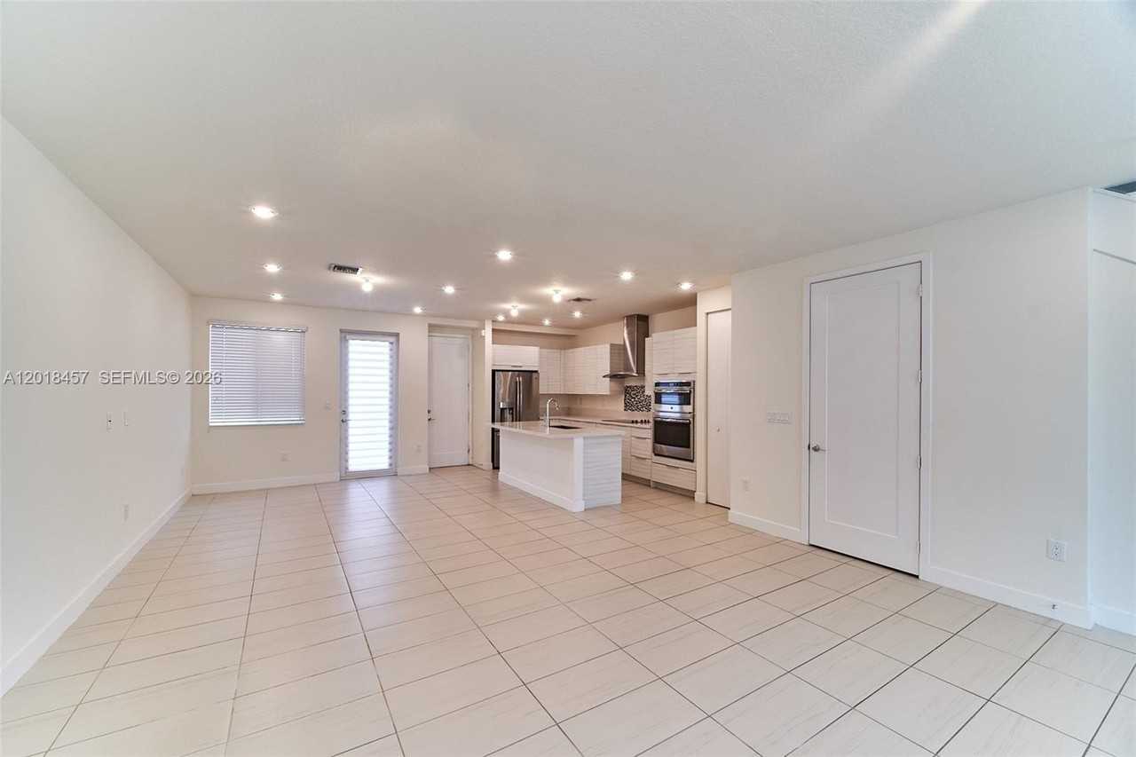 10447 Nw 66th St - Photo 5 of 50
