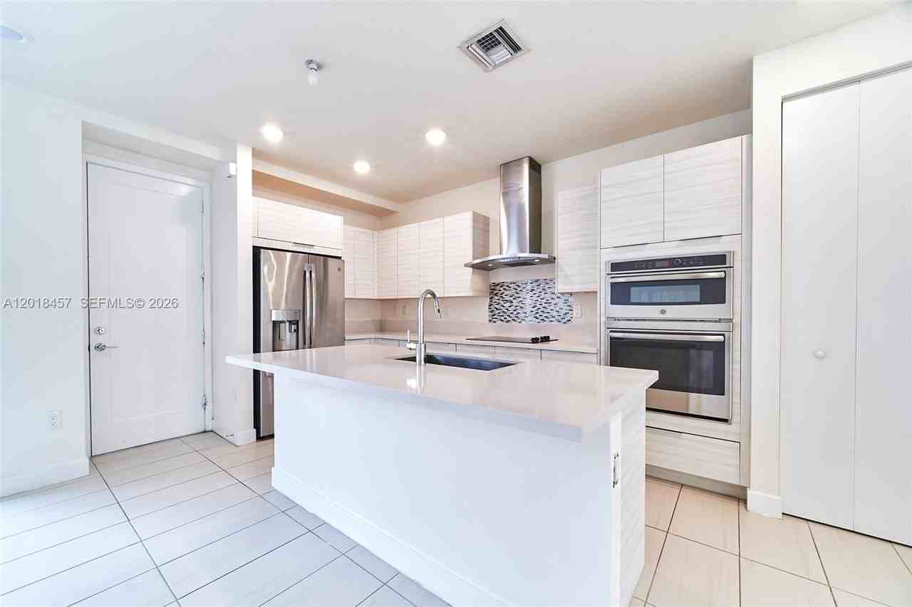 10447 Nw 66th St - Photo 6 of 50