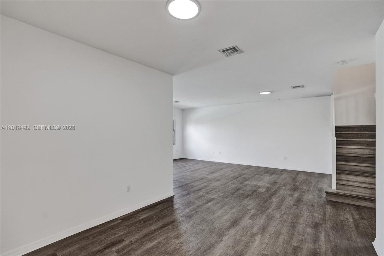 643 Ne 191st Ter - Photo 4 of 50
