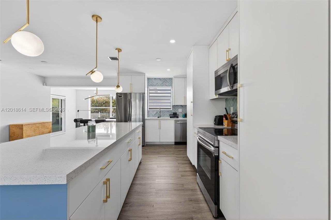 190 Ne 173rd St - Photo 6 of 15
