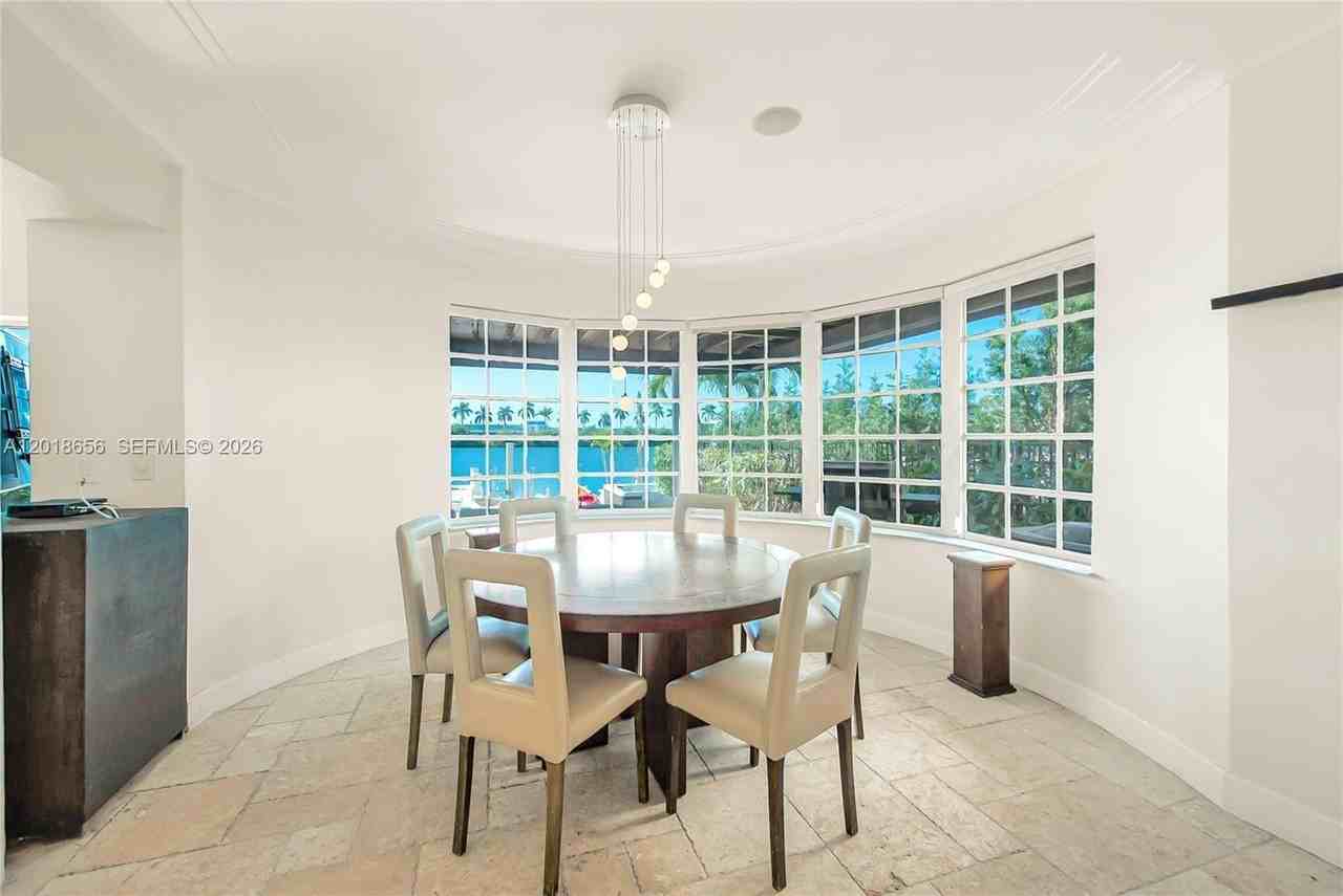 224 S Coconut Ln - Photo 6 of 29