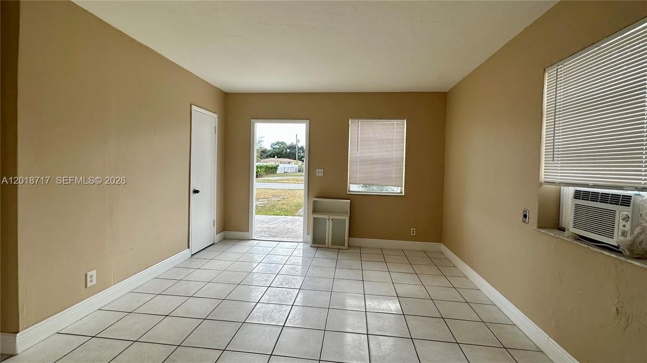 1701 Nw 13th St - Photo 3 of 16