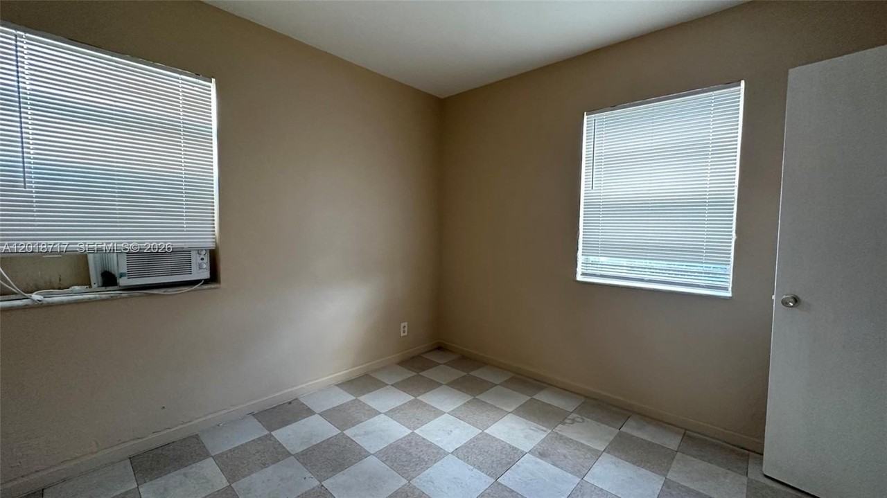 1701 Nw 13th St - Photo 6 of 16
