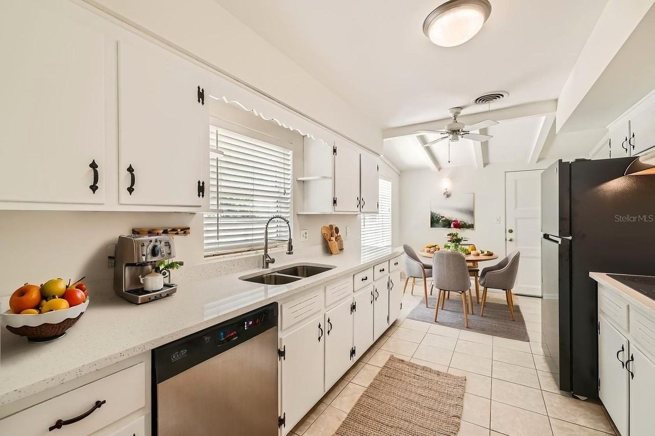 425 Balmoral Rd - Photo 6 of 22