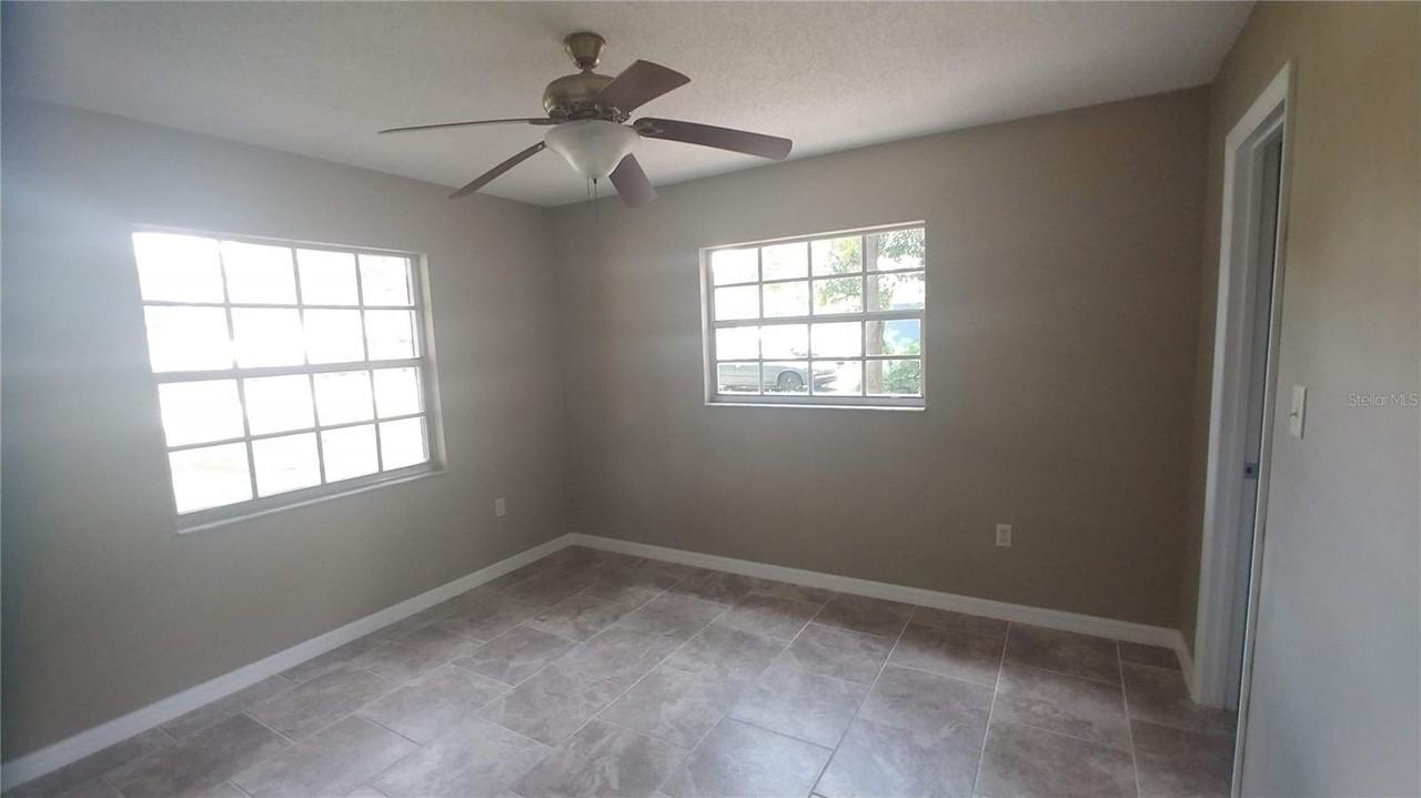 5725 SE 3 PLACE - Photo 3 of 10