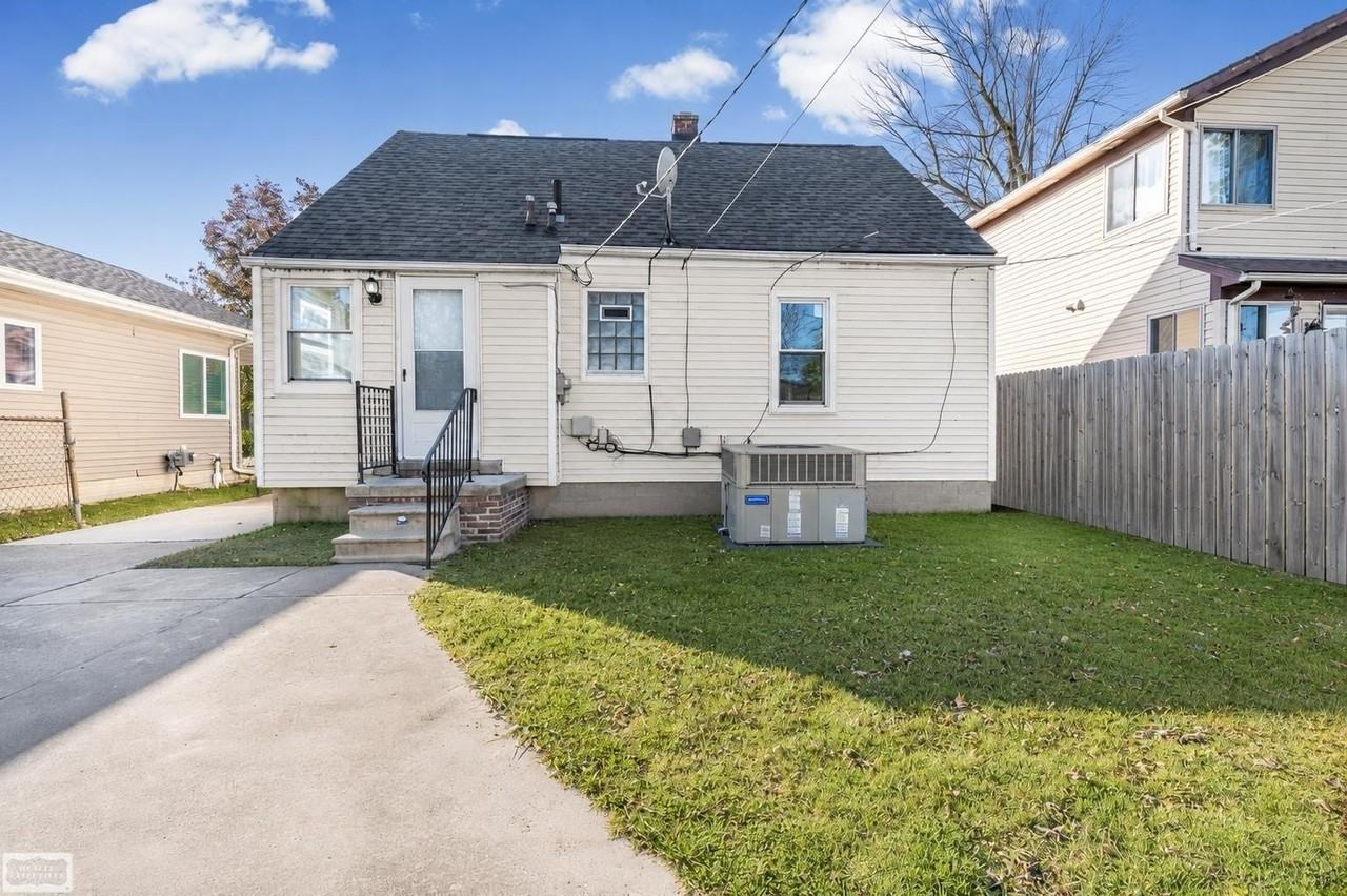 27336 Ridgewood St - Photo 6 of 7
