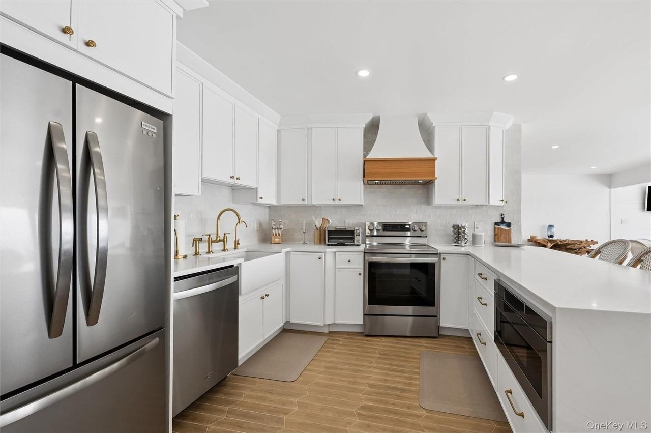 585 Dune Rd - Photo 5 of 16