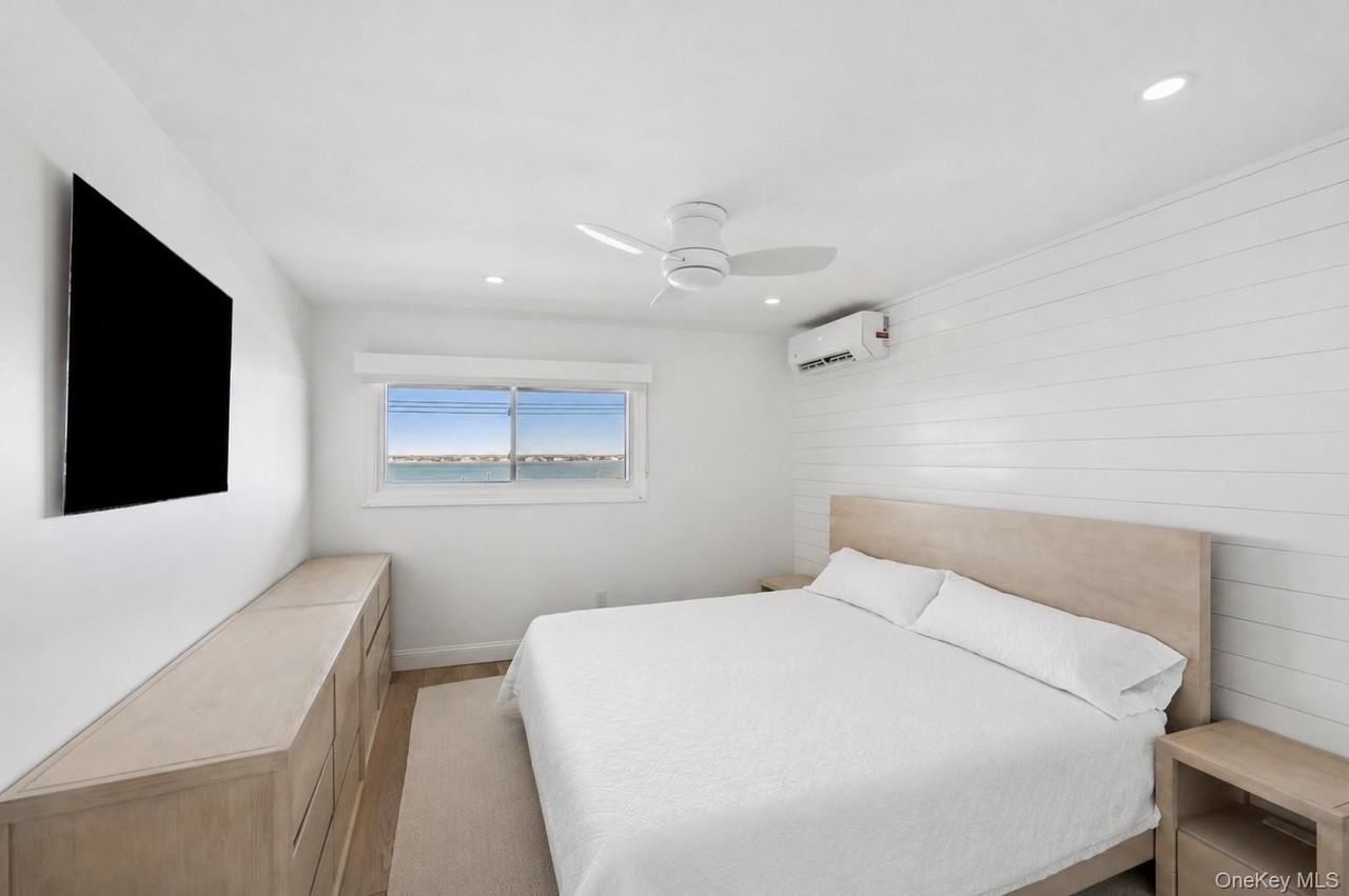 585 Dune Rd - Photo 6 of 16