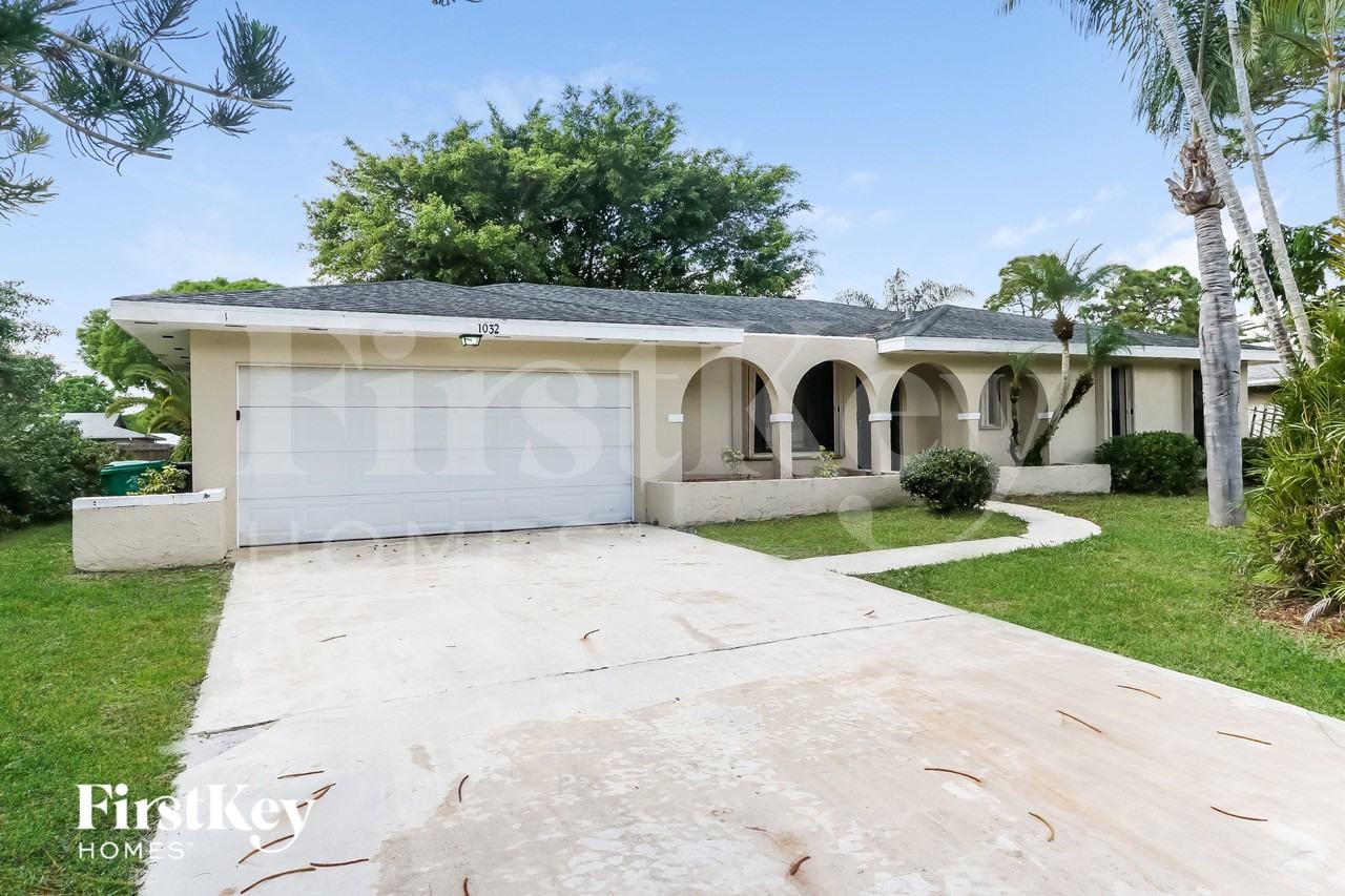 1032 Se Floresta Dr - Photo 2 of 16