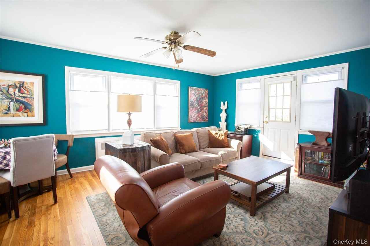 272 Laurelton Blvd - Photo 3 of 17